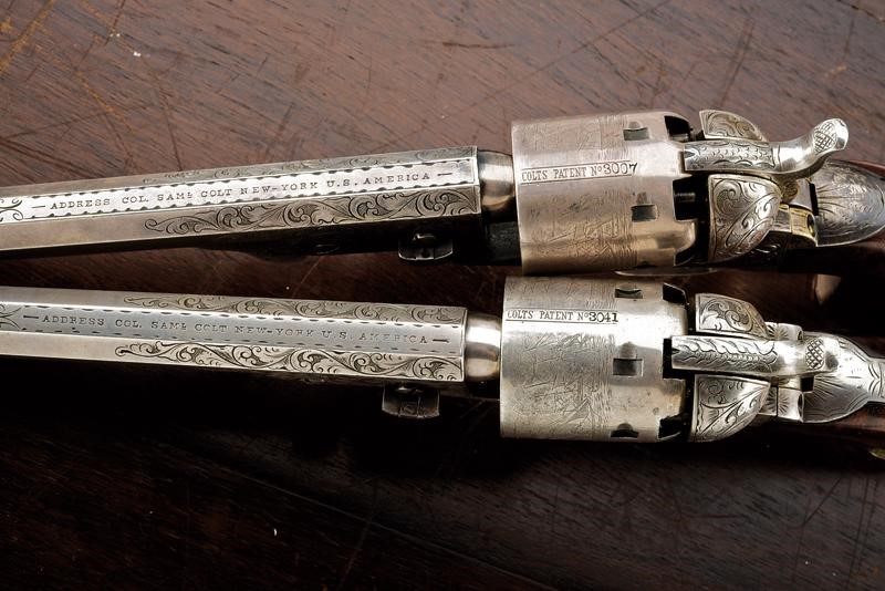 Importante paio di Colt Model 1851 Navy con incisioni di fabbrica stile Gustave Young, in cassett...