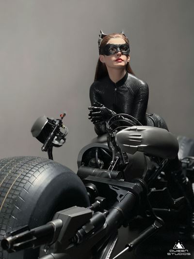 Catwoman – Anne Hathaway - Statua in Scala 1:3 - DC Comics: The Dark Knight Rises - Queen Studios...