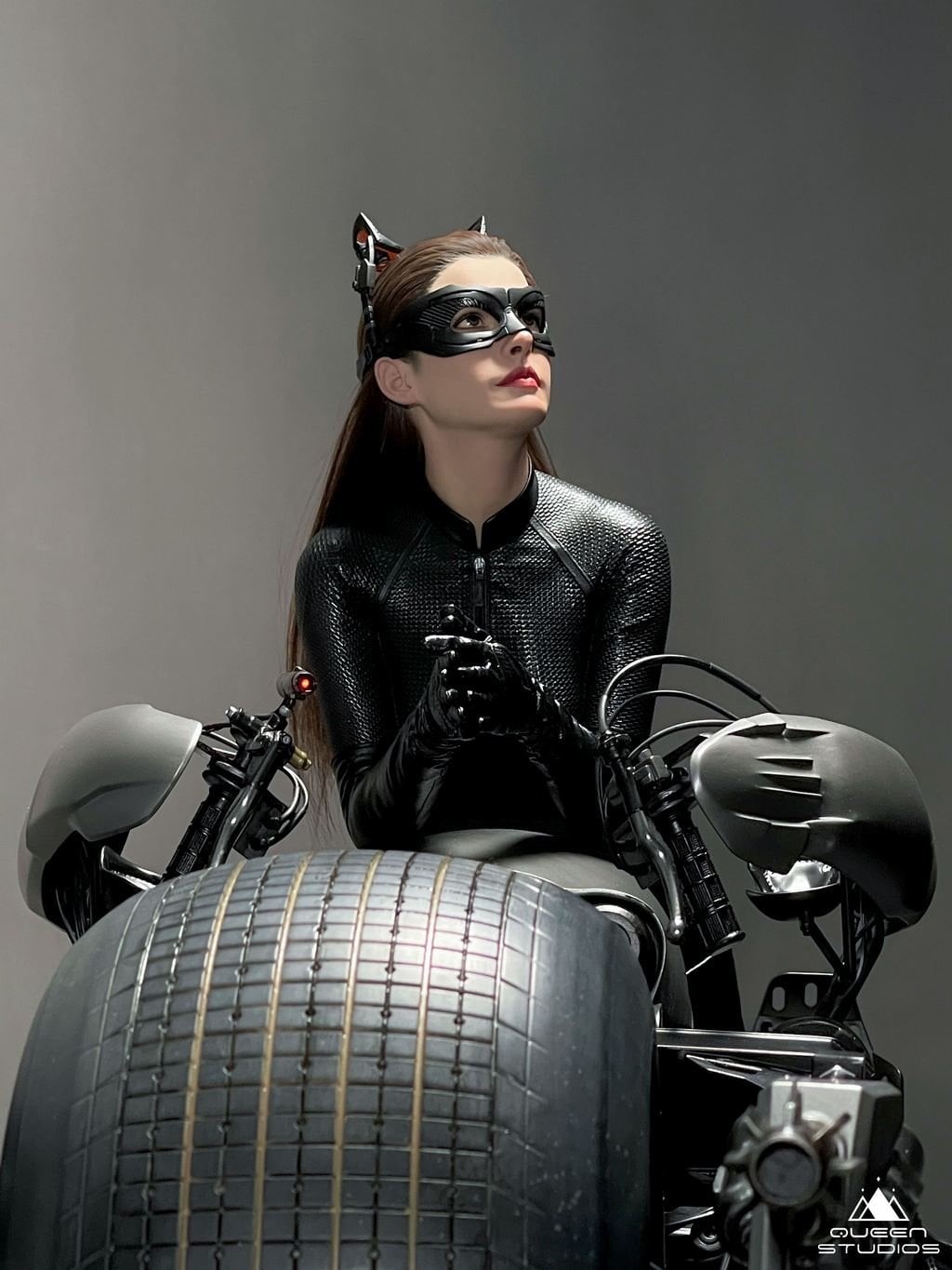 Catwoman – Anne Hathaway - Statua in Scala 1:3 - DC Comics: The Dark Knight Rises - Queen Studios...