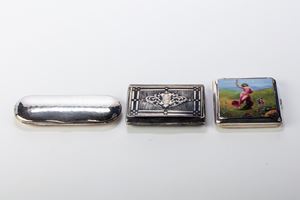 Due porta sigarette e un porta occhiali