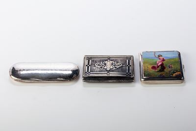 Porta sigarette in argento con decorazione a smalto e porta occhiali, Italia, inizio secolo XX