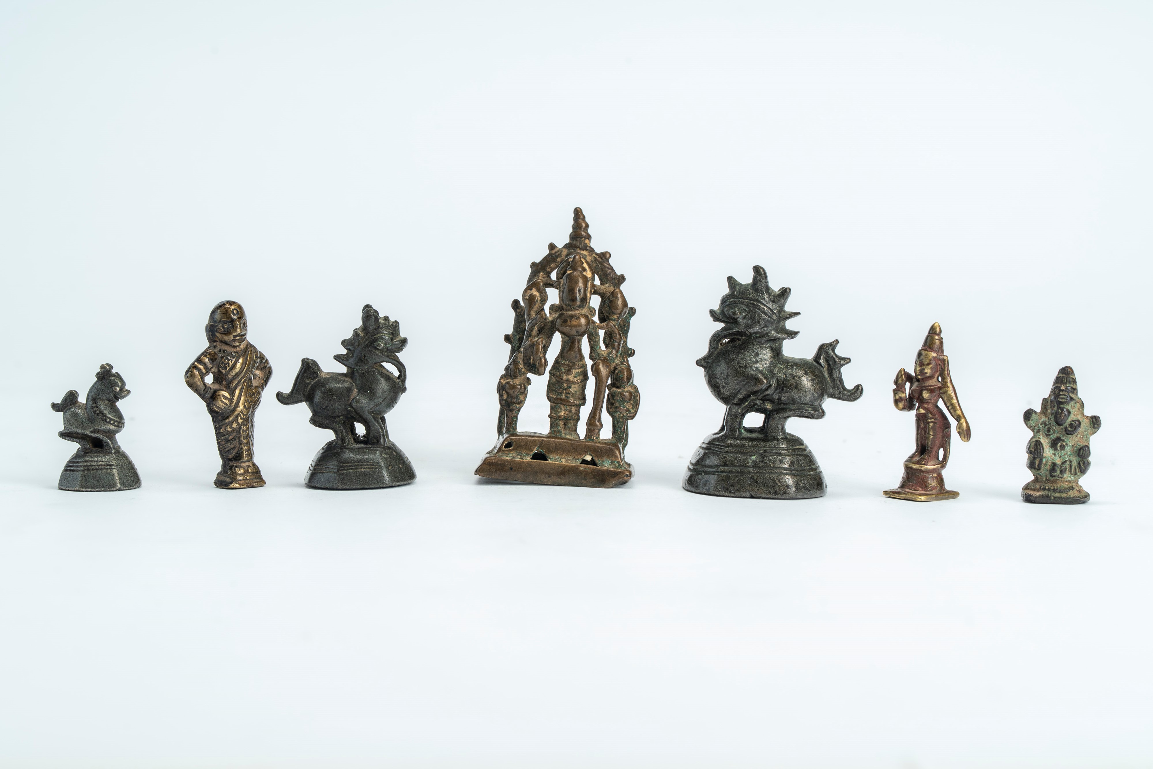 Lotto di sette piccolissime sculture in ottone/bronzo raffiguranti divinità indiane di cui tre pe...