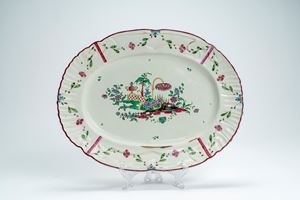 Vassoio ovale in maiolica con decoro “a giardinetto”. Manifattura P. Antonibon–Baccin, Nove, circa 1770