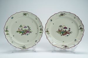 Coppia di piatti circolari a bordo mistilineo profilato in  porpora in maiolica con decoro “a giardinetto”. Manifattura P. Antonibon-Baccin, Nove, 1770 circa