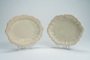 Coppia di vassoi ovali in maiolica, probabile manifattura di Lodi, XVIII secolo.