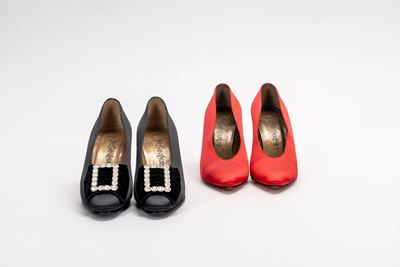 Lotto di due paia di scarpe da sera in raso di seta nera e rossa con dettagli in strass