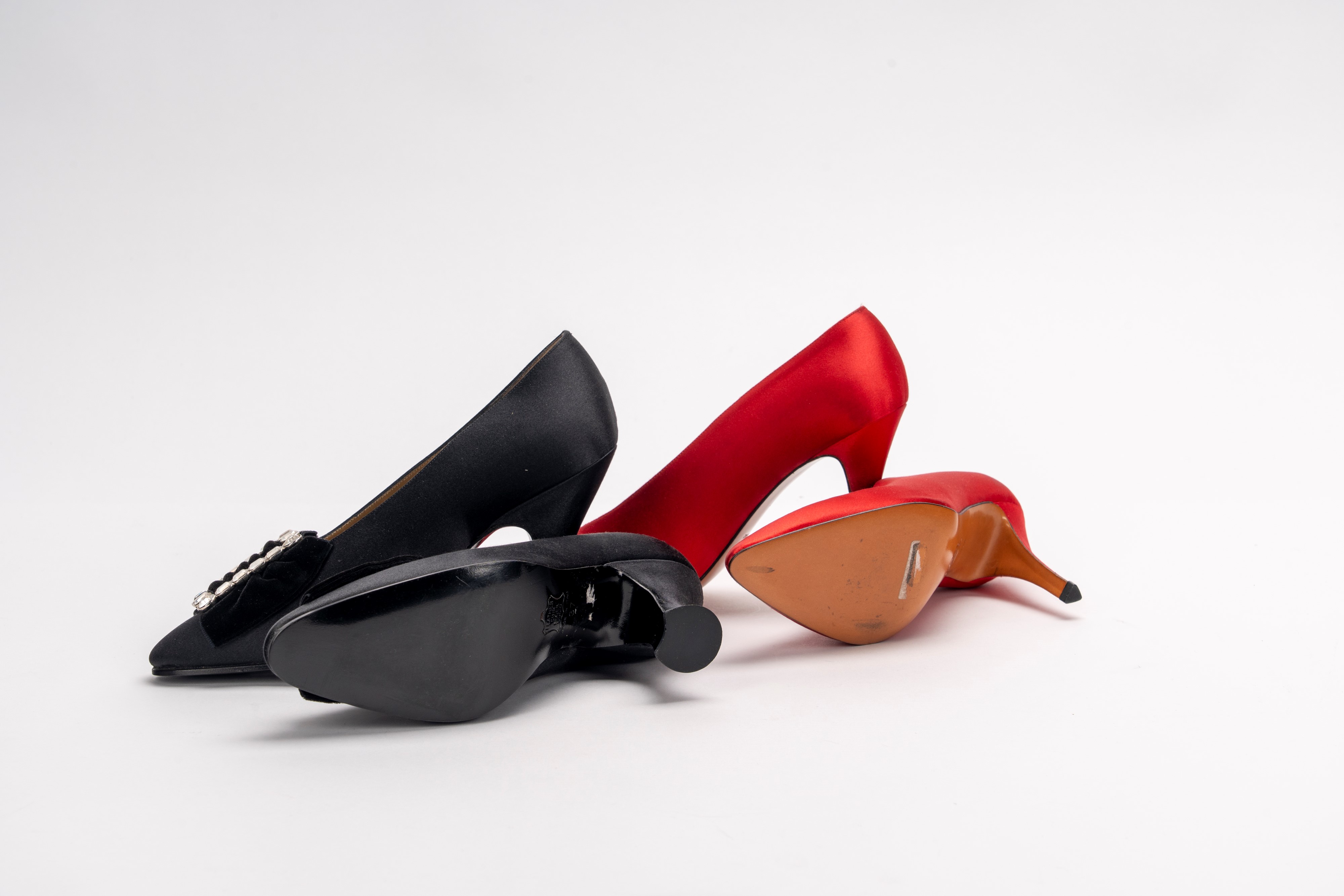 Yves Saint Laurent - Lotto di due paia di scarpe da sera in raso di seta nera e rossa con dettagl...