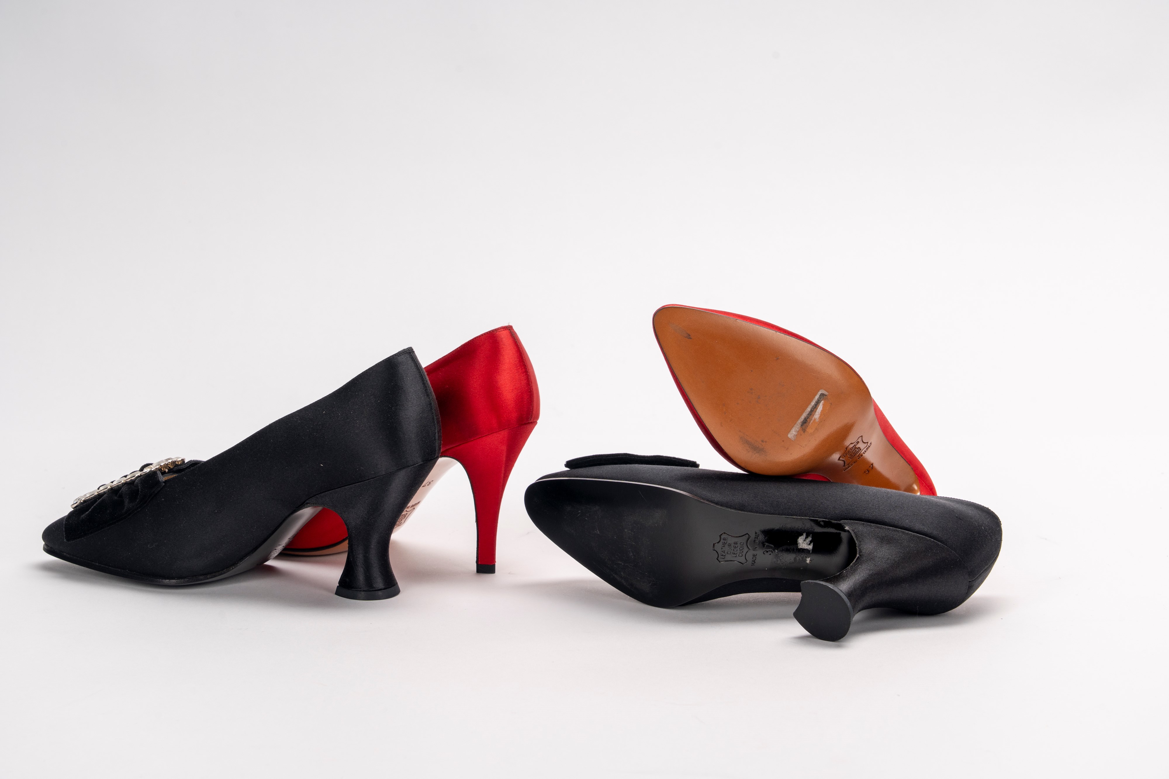 Yves Saint Laurent - Lotto di due paia di scarpe da sera in raso di seta nera e rossa con dettagl...