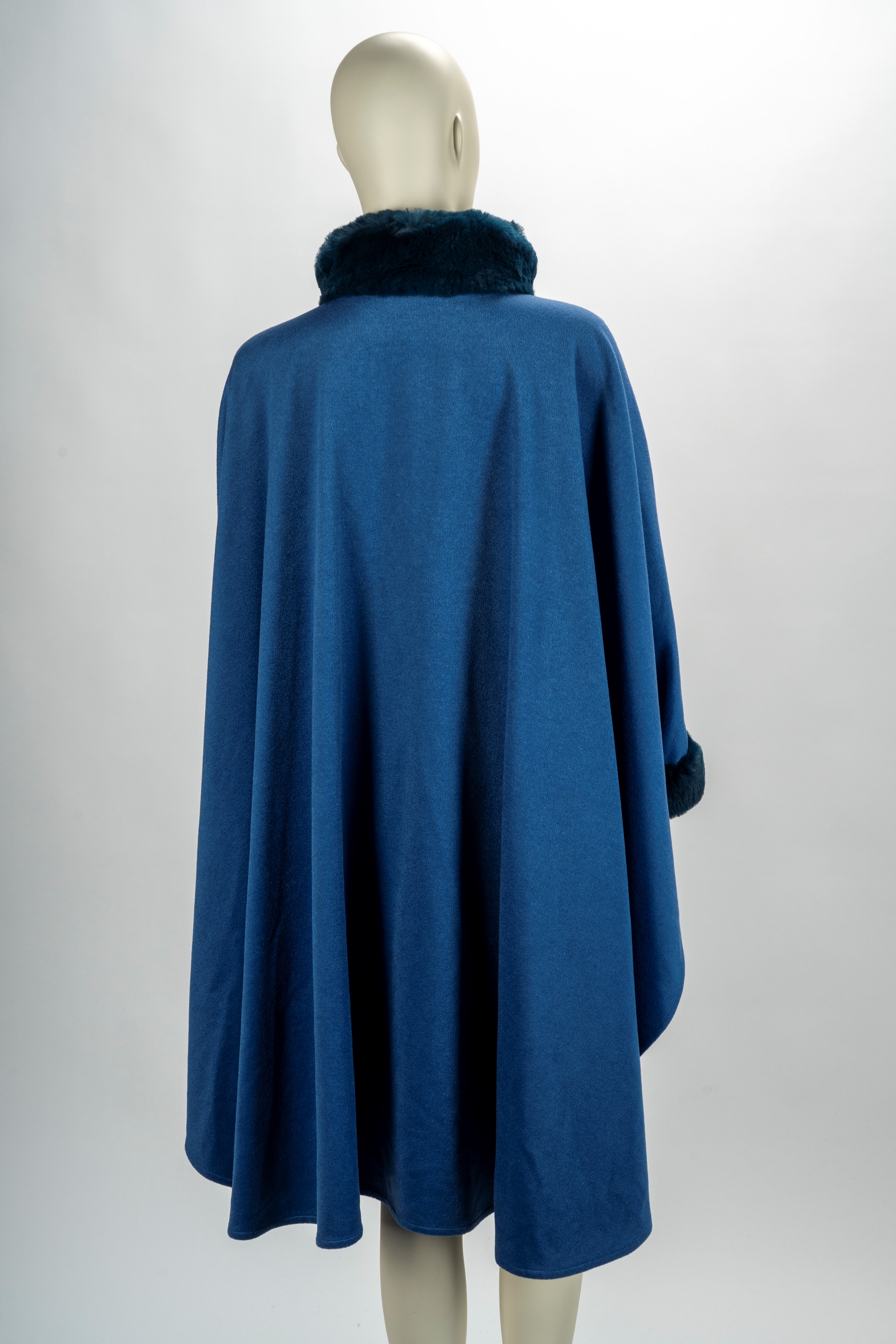 Yves Saint Laurent - Mantella in lana e cashmere, color indaco