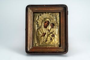 Icona su tavola raffigurante la Madre di Dio Odighitria con riza in metallo dorato. Russia, XIX – inizi XX secolo