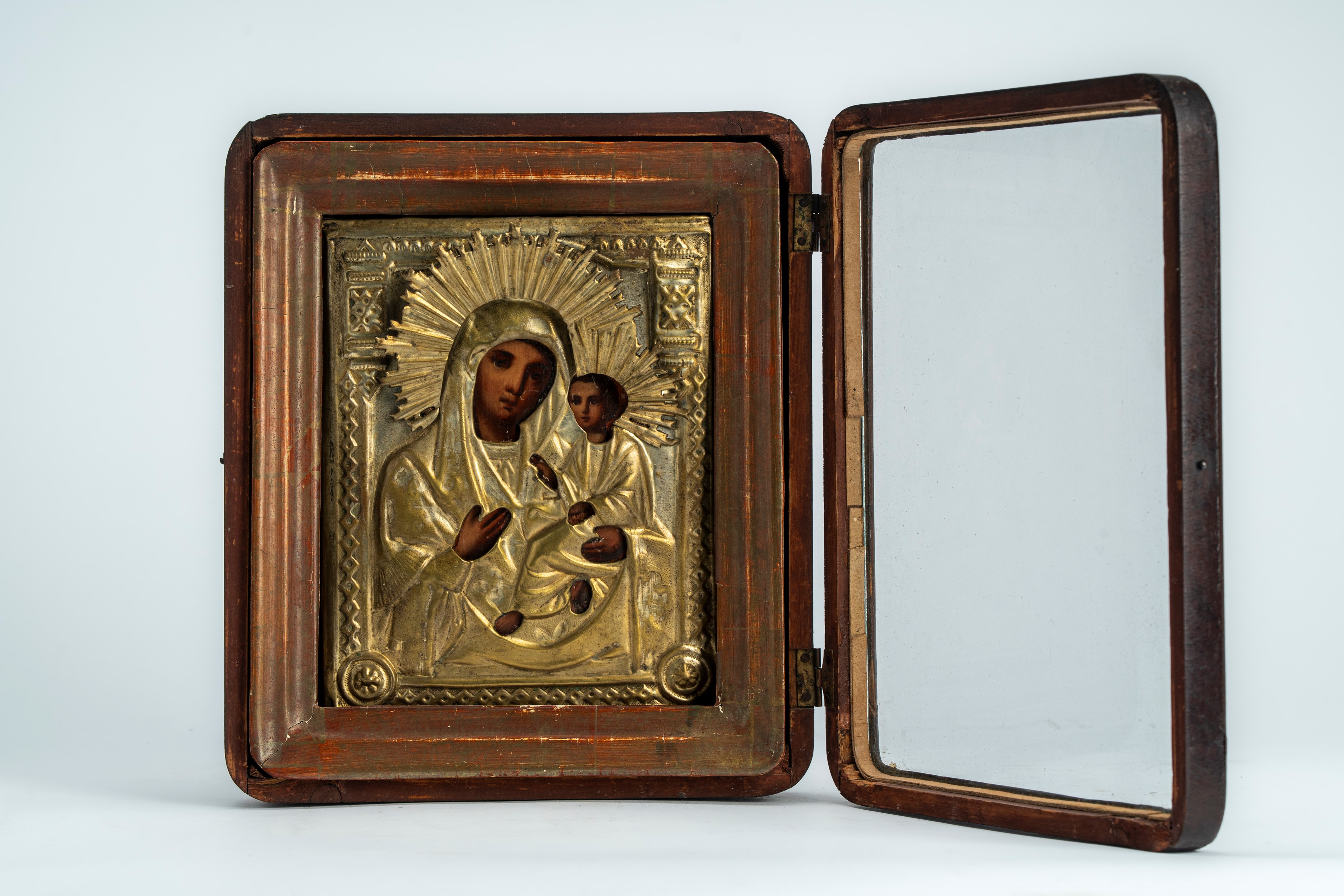 Icona su tavola raffigurante la Madre di Dio Odighitria con riza in metallo dorato. Russia, XIX –...