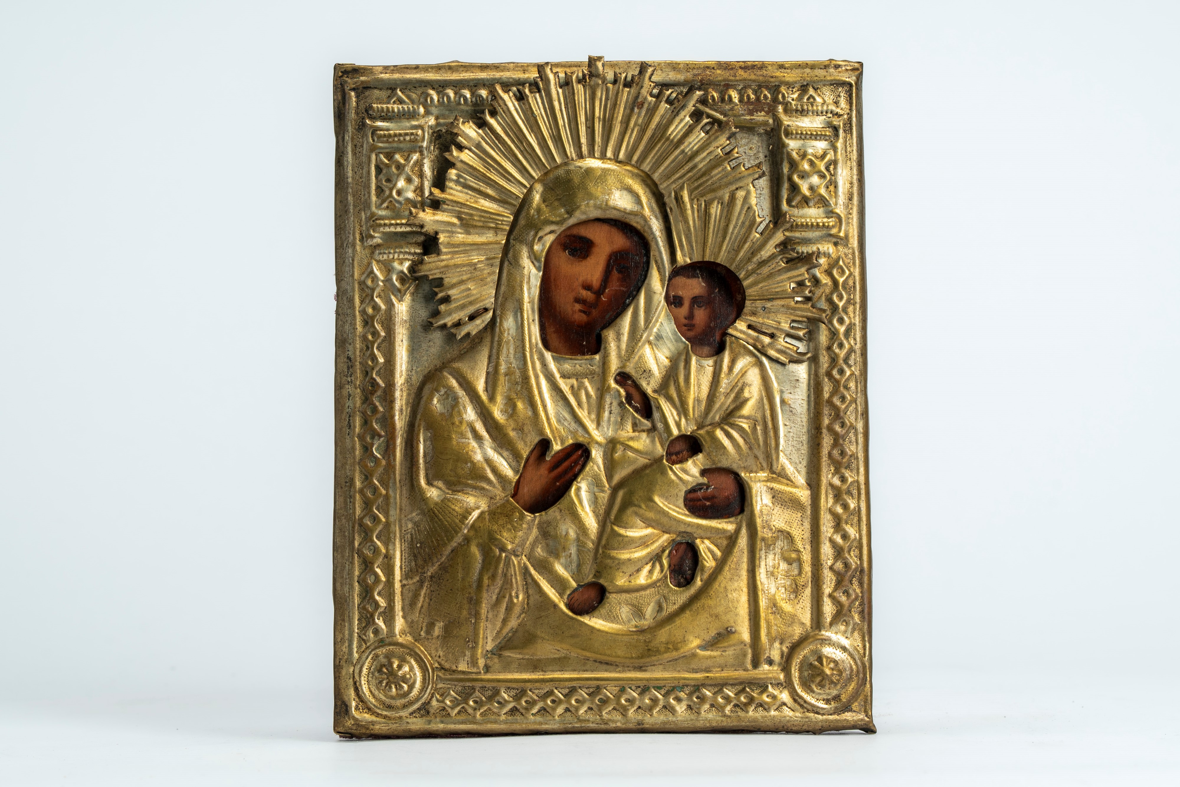 Icona su tavola raffigurante la Madre di Dio Odighitria con riza in metallo dorato. Russia, XIX –...