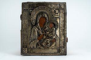 Icona su tavola raffigurante la Madre di Dio Odighitria con riza in argento. Russia, probabilmente fine XIX secolo