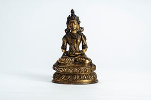 Amitayus in bronzo dorato con inserti in pasta vitrea. Cina – Tibet, secolo XVIII/XIX