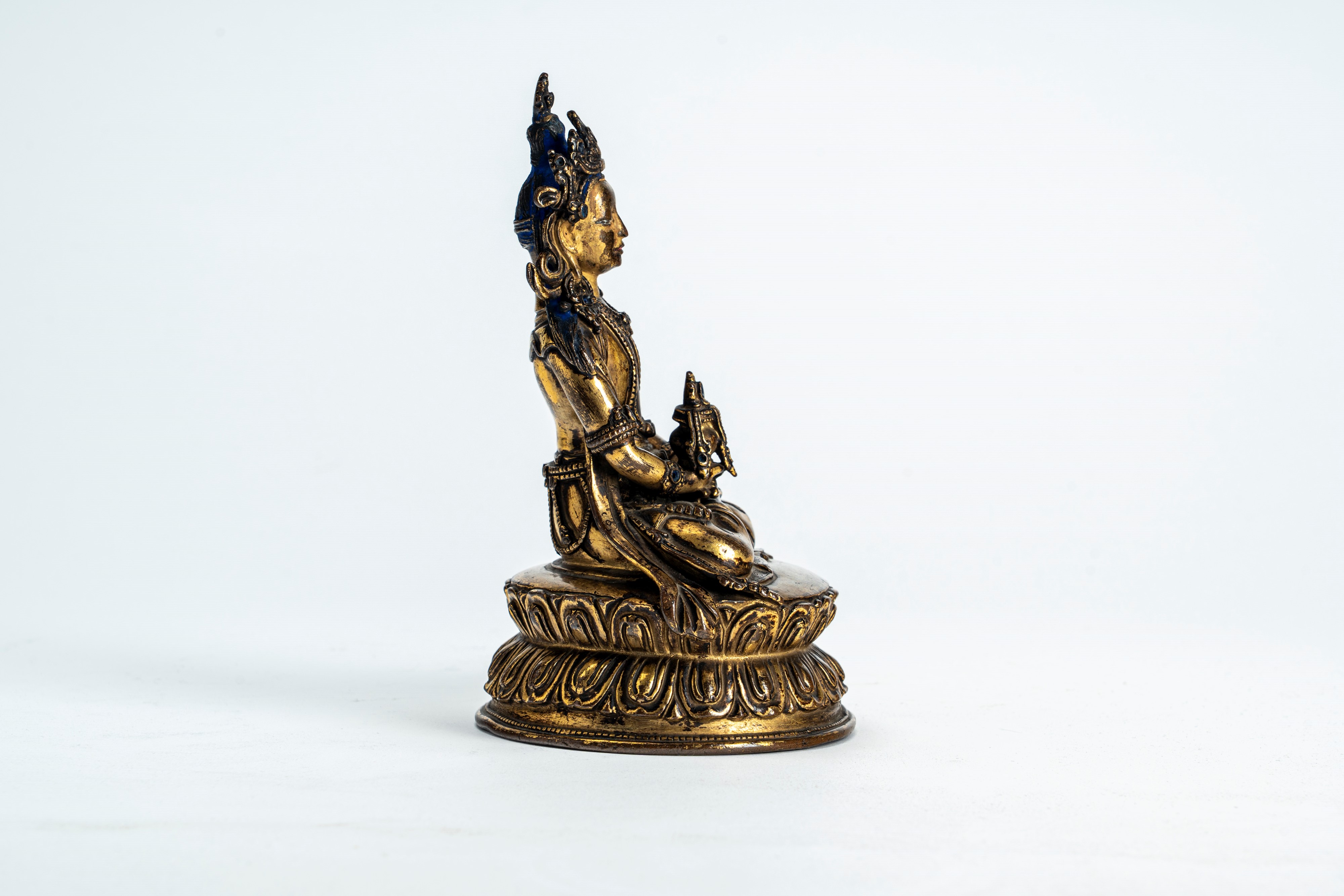 Amitayus in bronzo dorato con inserti in pasta vitrea. Cina – Tibet, secolo XVIII/XIX