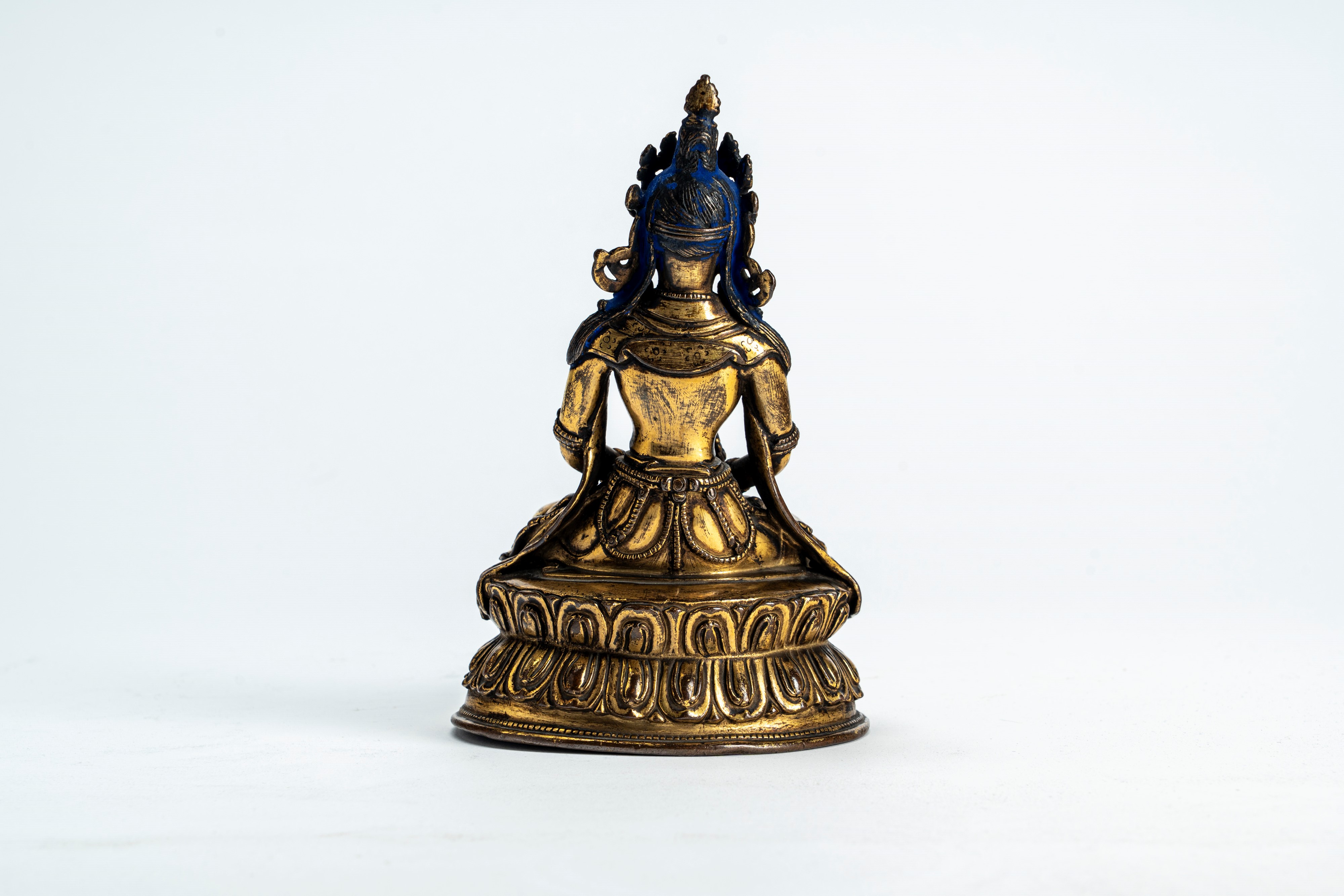 Amitayus in bronzo dorato con inserti in pasta vitrea. Cina – Tibet, secolo XVIII/XIX