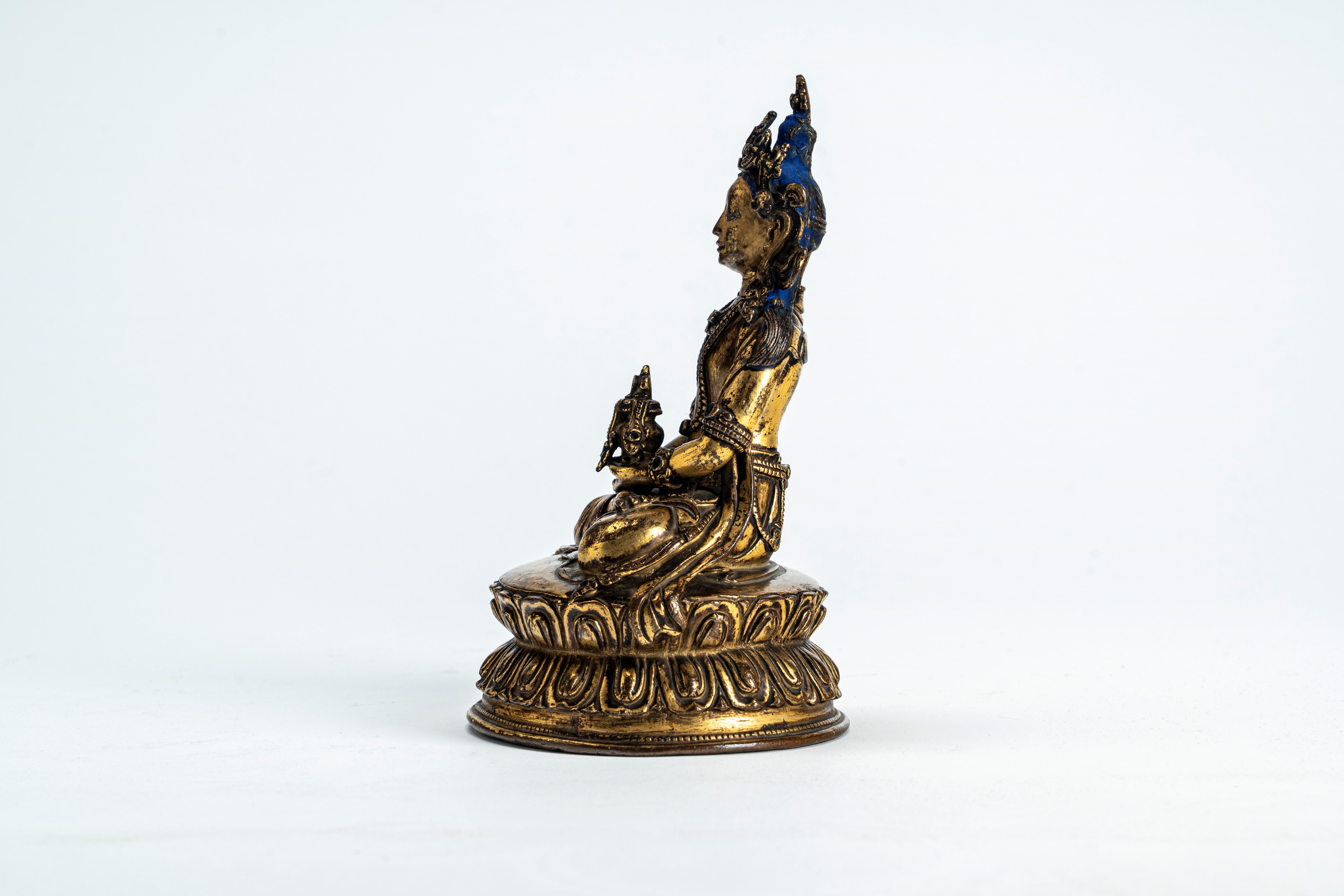 Amitayus in bronzo dorato con inserti in pasta vitrea. Cina – Tibet, secolo XVIII/XIX