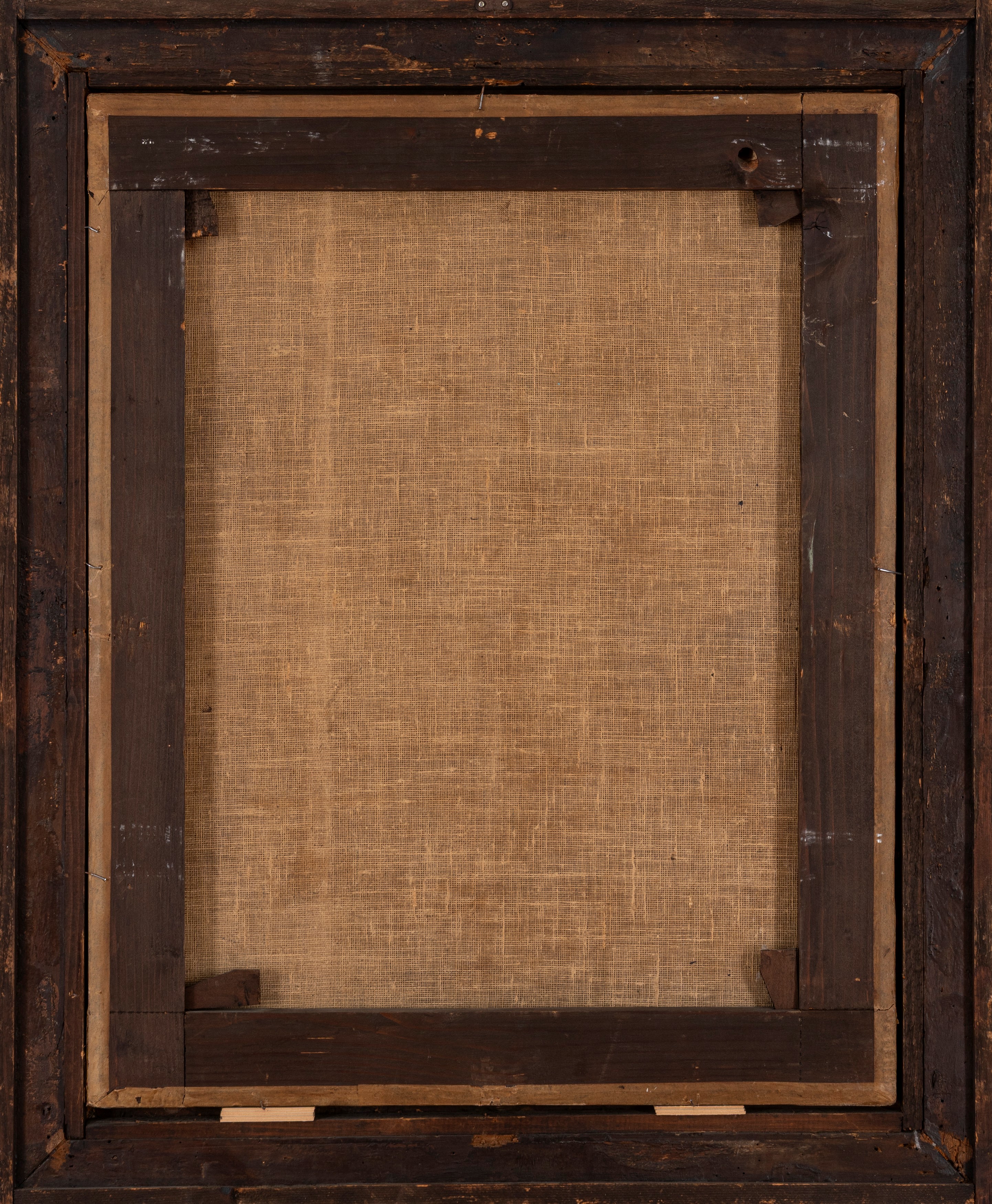 Giovane donna che lavora ai ferri