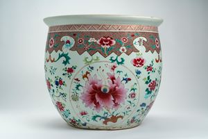 Large porcelain jardinière decorated with floral motifs, China, late Qing dynasty