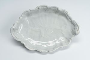 Marescialla in porcellana bianca a rilievo, in forma di valva di conchiglia, con profilo mistilineo a volute. Manifattura Ginori a Doccia, circa 1770