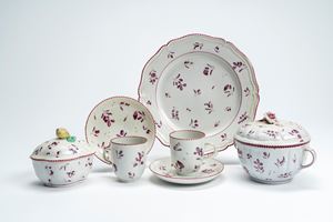 Set composto da una tazza da brodo biansata con coperchio e piatto, due tazze da caffè con piattino e una zuccheriera con coperchio in porcellana bianca decorata in monocromia nei toni del porpora a fiori sparsi. Manifattura Ginori a Doccia, circa 1770–1780