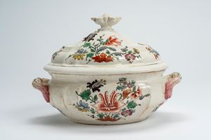 Zuppiera biansata con coperchio in porcellana bianca con decoro policromo “al tulipano”. Manifattura Ginori a Doccia, circa 1790