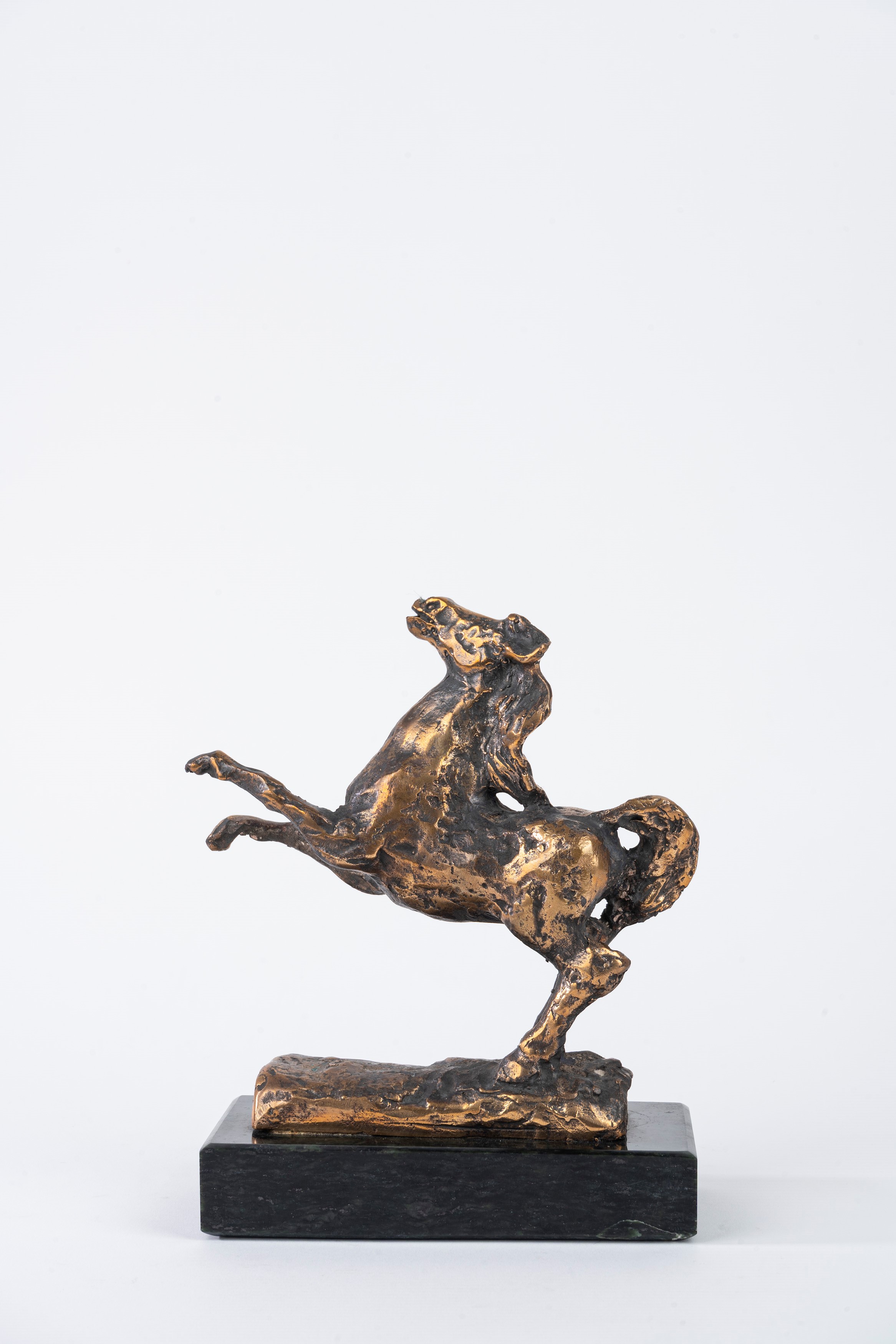 Aligi Sassu - Cavallino rampante, bronzo patina bruno dorata, es. 63/120