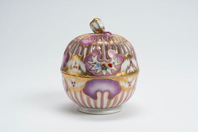 Ciotola Pot-pourri con Coperchio in Porcellana Policroma. Manifattura di Meissen, Fine Secolo XVI...
