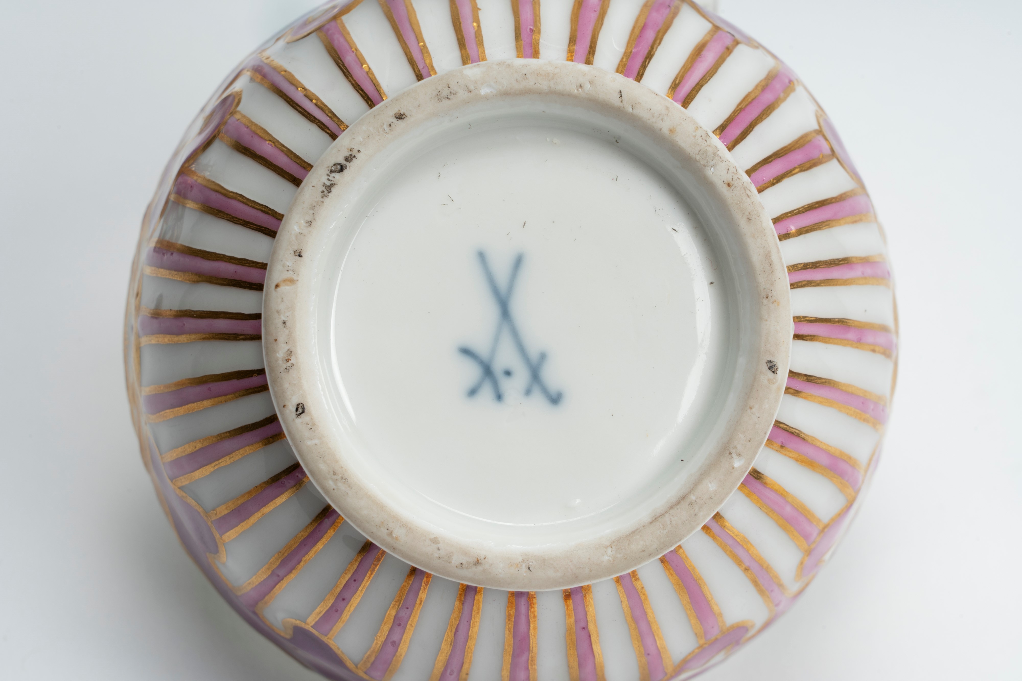 Ciotola Pot-pourri con Coperchio in Porcellana Policroma. Manifattura di Meissen, Fine Secolo XVI...