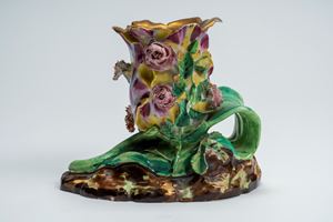 Portacandela in porcellana policroma a forma di tulipano con piccoli gerani, roselline e foglie, con ansa a foglia accartocciata. Francia, Jacob Petit (1796–1868), circa 1850