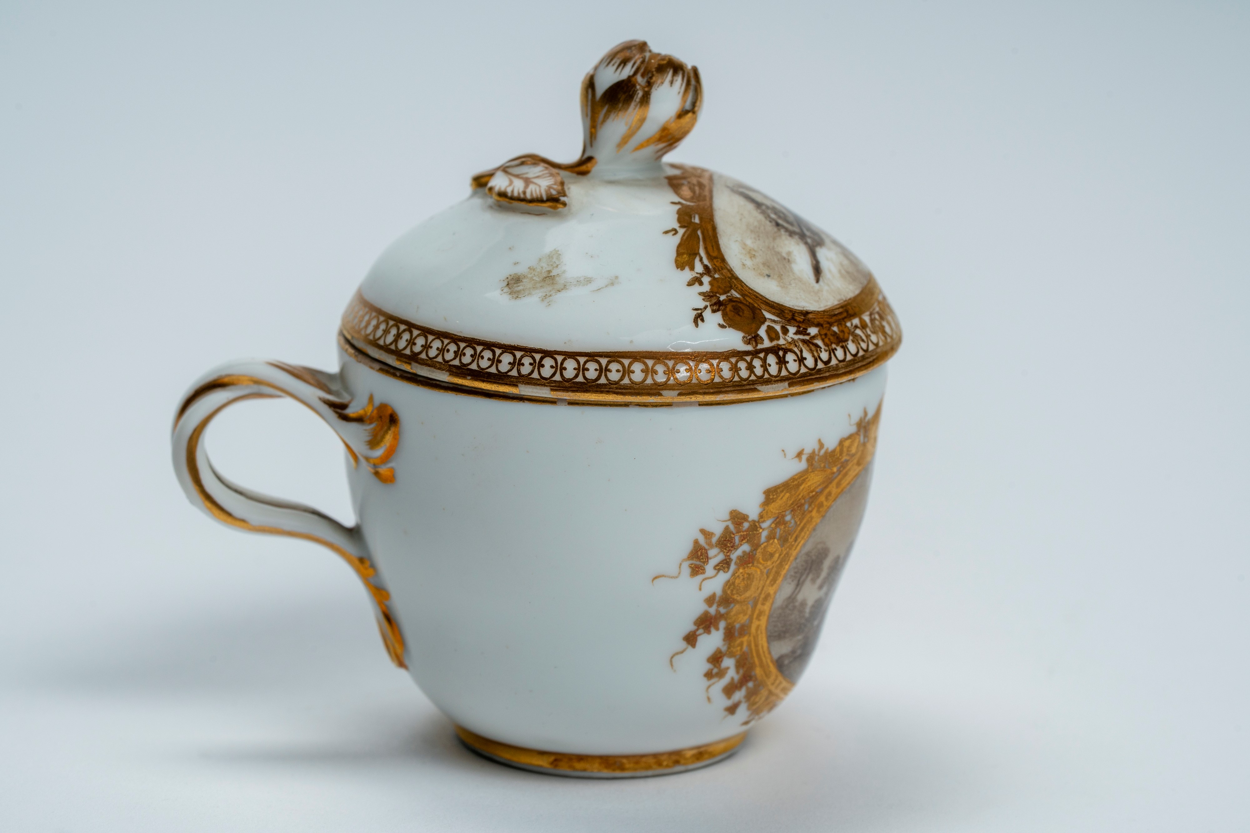 Raffinata cremiera con coperchio in porcellana decorata con riserva in grisaille e oro. Manifattu...