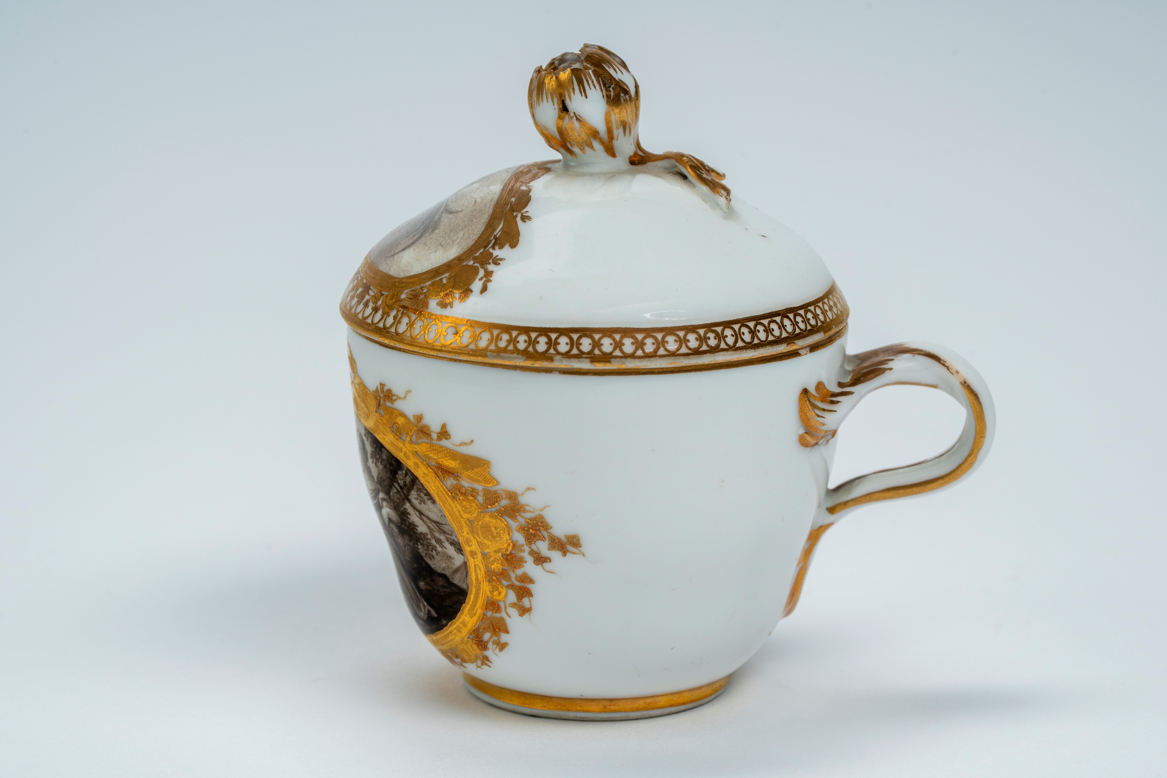 Raffinata cremiera con coperchio in porcellana decorata con riserva in grisaille e oro. Manifattu...
