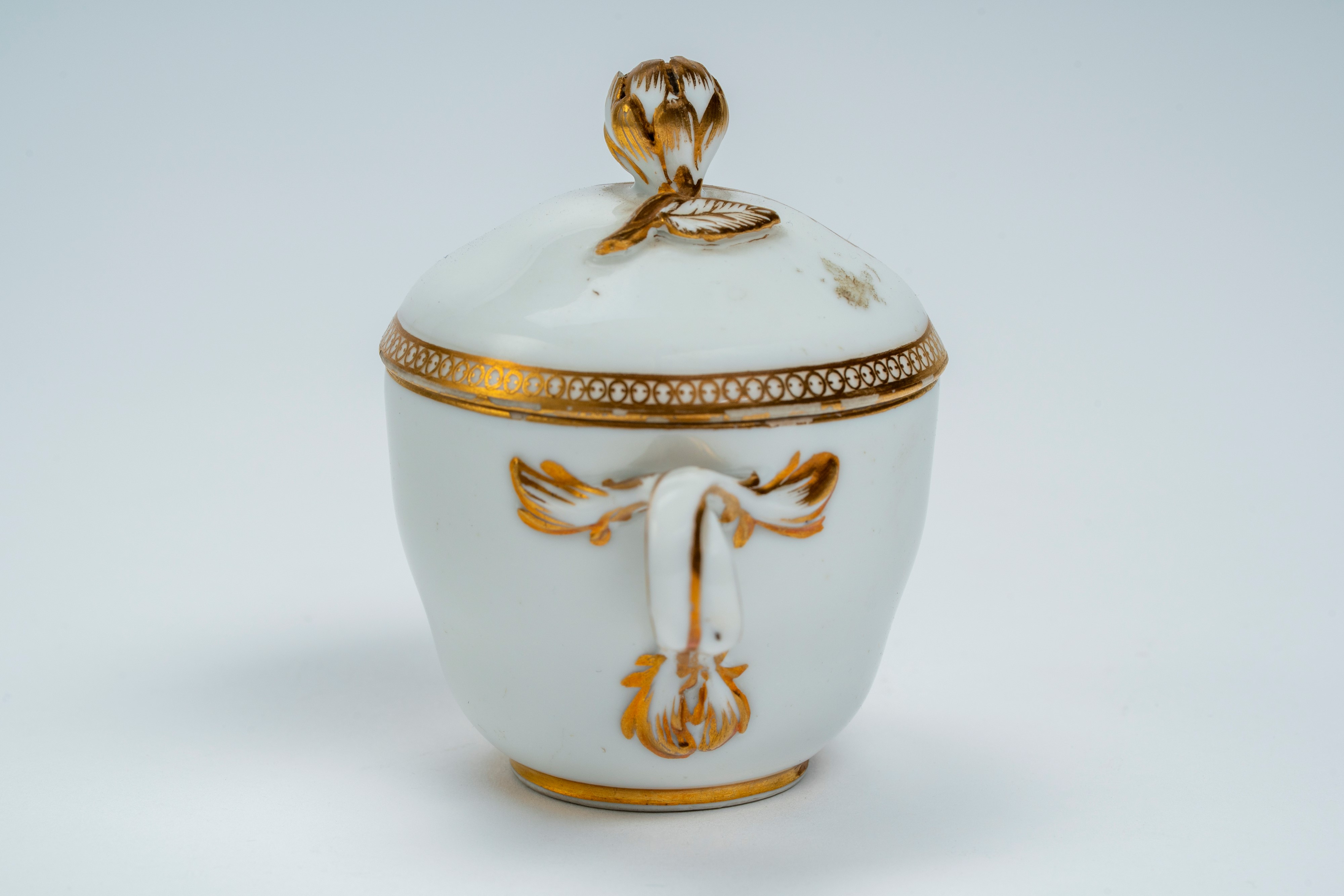 Raffinata cremiera con coperchio in porcellana decorata con riserva in grisaille e oro. Manifattu...