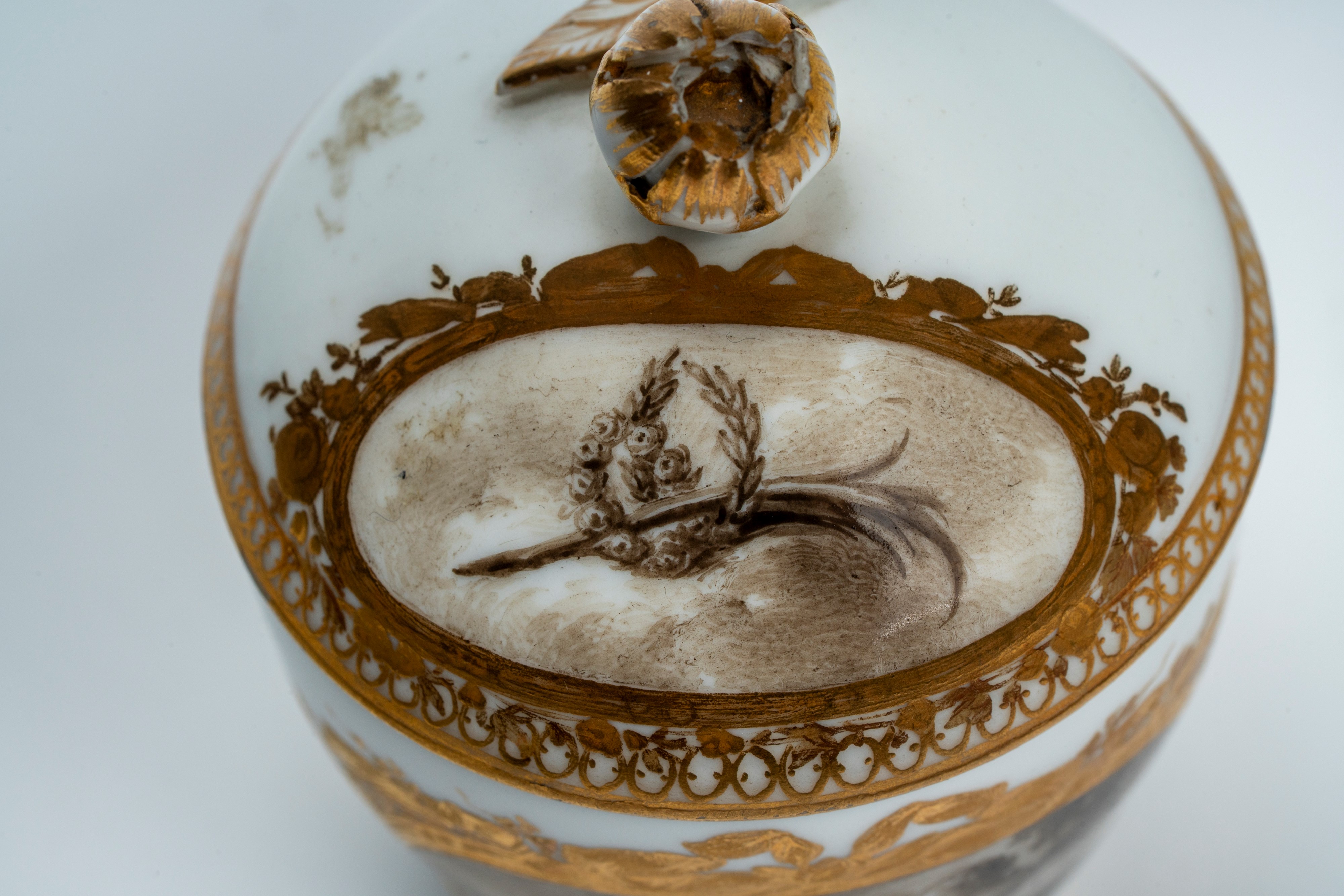 Raffinata cremiera con coperchio in porcellana decorata con riserva in grisaille e oro. Manifattu...