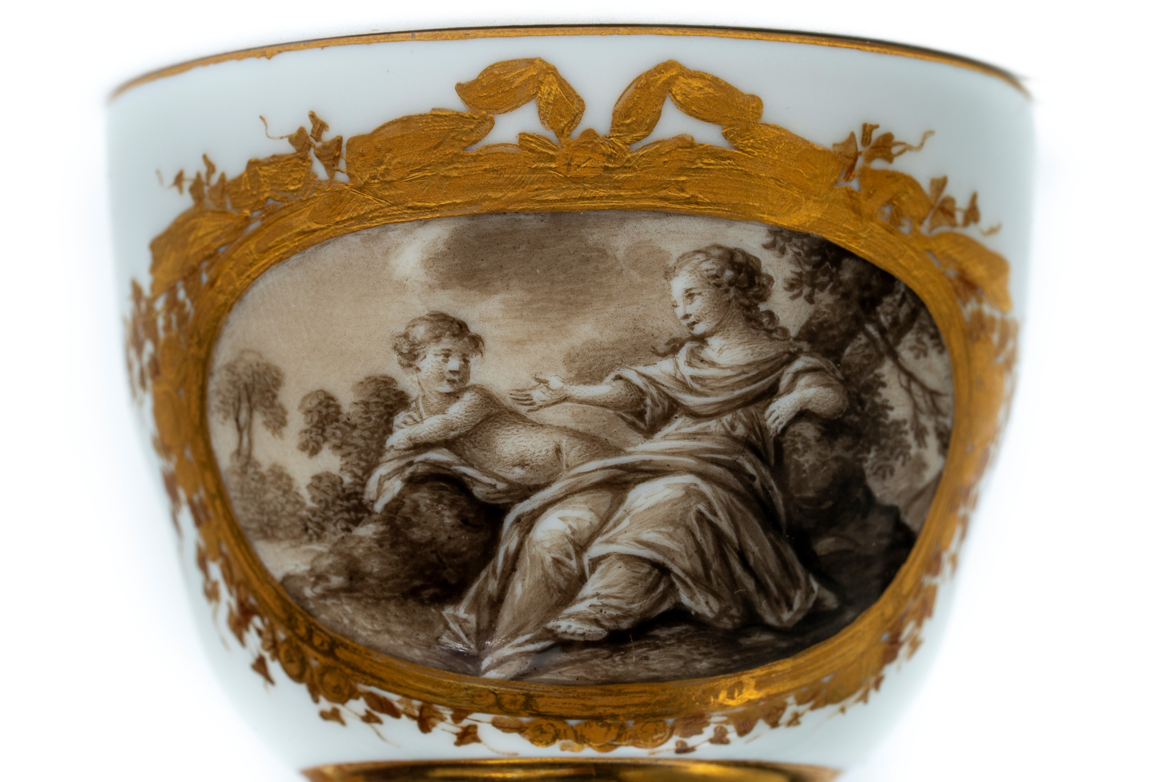 Raffinata cremiera con coperchio in porcellana decorata con riserva in grisaille e oro. Manifattu...