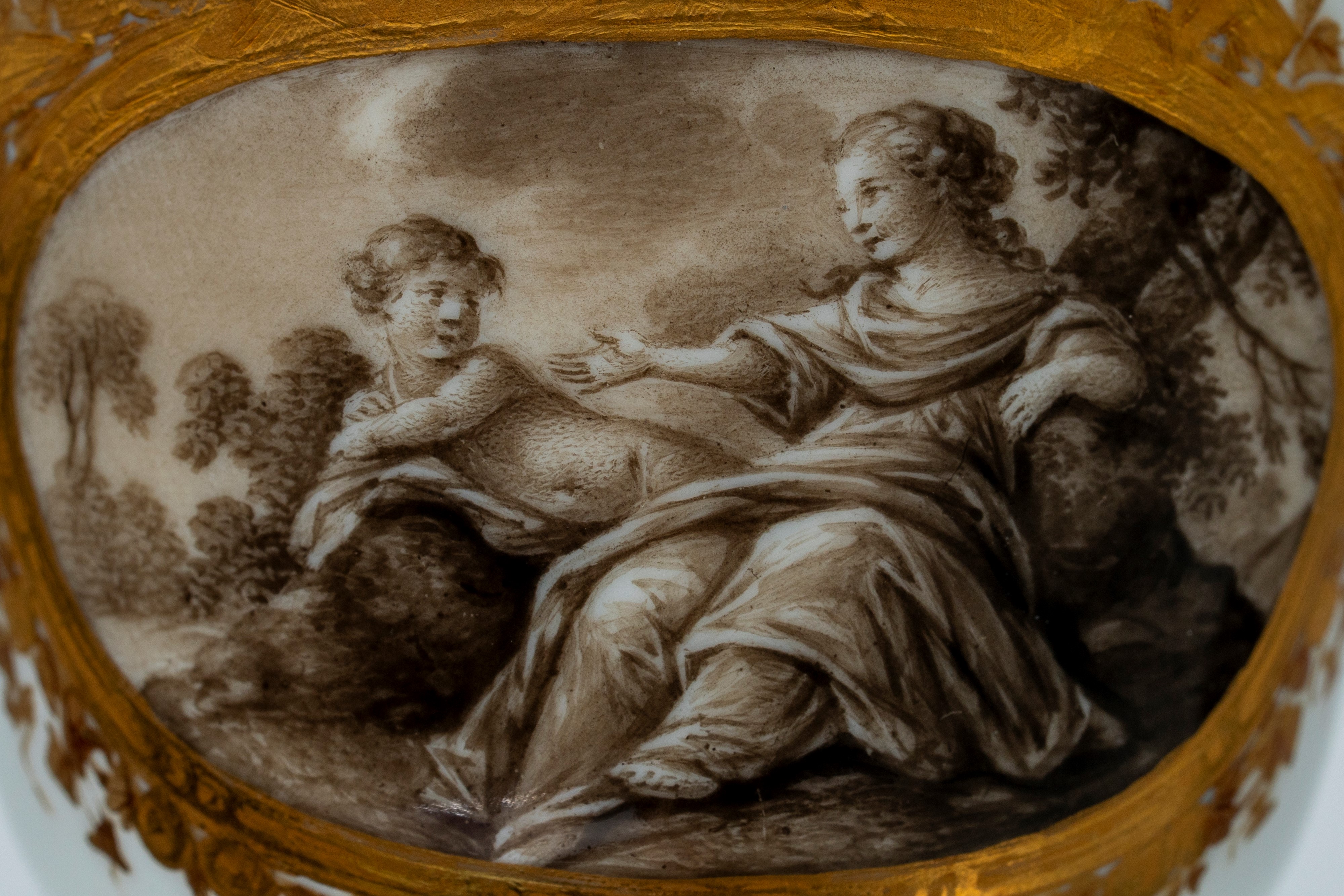 Raffinata cremiera con coperchio in porcellana decorata con riserva in grisaille e oro. Manifattu...