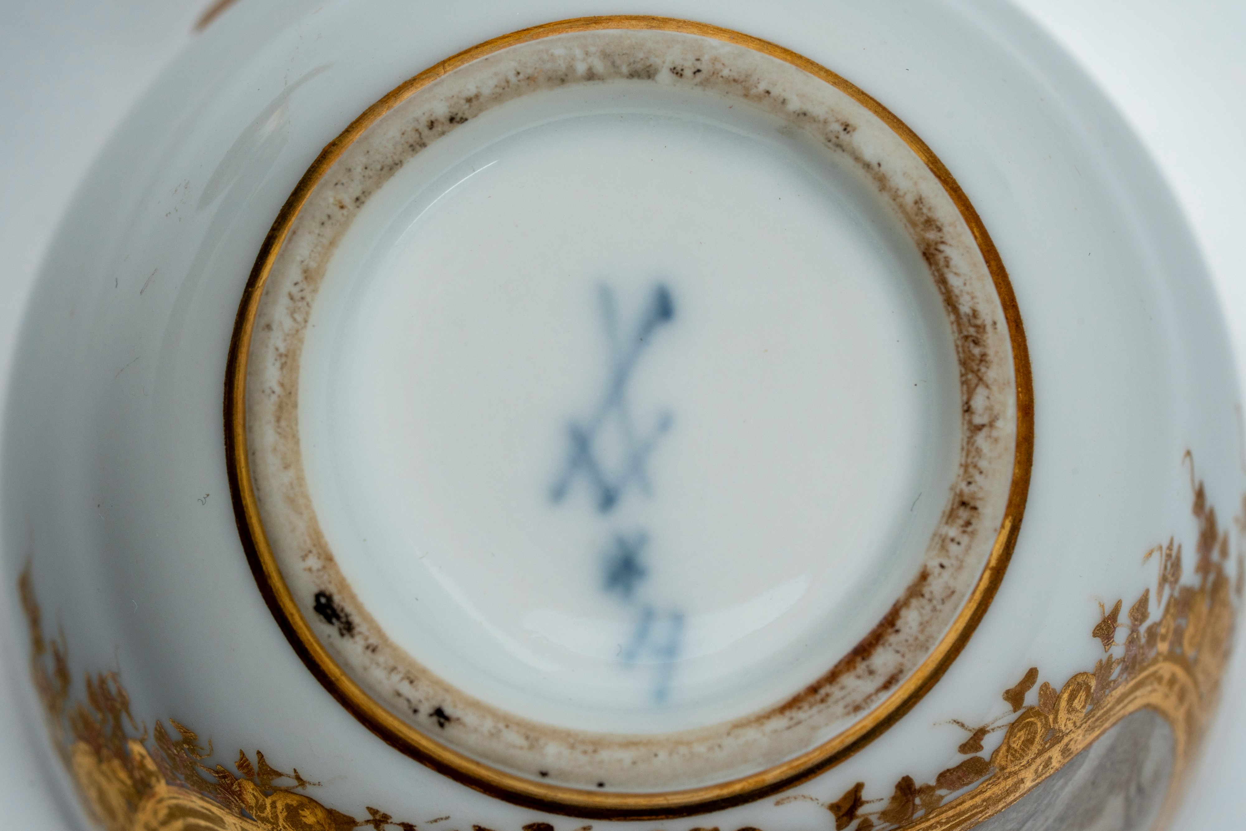 Raffinata cremiera con coperchio in porcellana decorata con riserva in grisaille e oro. Manifattu...