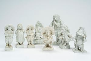 Gruppo di otto caramogi in porcellana bianca di diverse dimensioni. Manifatture del XVIII/XIX secolo