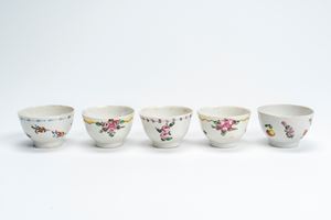 Cinque chicchere in porcellana decorata in policromia a motivi floreali: quattro di manifattura Antonibon, circa 1770, e una probabilmente di manifattura Ginori a Doccia, fine XVIII secolo