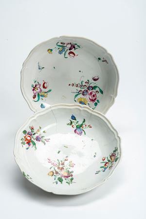 Due insalatiere in porcellana con decoro policromo “al mazzetto”. Manifattura Ginori a Doccia, circa 1770–1780.