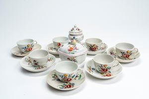 Sette tazzine con piattino, una zuccheriera con coperchio e una cremiera in porcellana con decoro policromo “al mazzetto”. Manifattura Ginori a Doccia, circa 1770