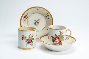 Coppia di tazzine a litron con piattino in porcellana con decoro policromo “al mazzetto” e profili dorati. Manifattura Ginori a Doccia, circa 1810