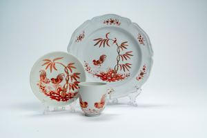 Tazzina da caffè con piattino e piatto in porcellana con decoro in rosso ferro e oro “al galletto”. Manifattura Ginori a Doccia, circa 1770