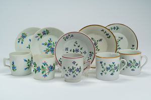 Due coppie di tazzine con piattino in porcellana con decoro policromo “a fiordalisi”, più una tazzina con piattino singola con lo stesso decoro. Manifattura Ginori a Doccia, fine secolo XVIII – inizio secolo XIX