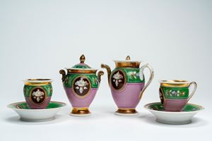 Servizio da caffè composto da due tazze con piattino, caffettiera e zuccheriera in porcellana policroma. Francia, 1810 circa