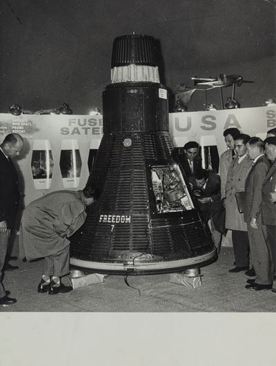 Senza titolo (Shepard's space cabin at Paris Air Show), stampa vintage alla gelatina ai sali d'ar...