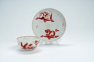 Tazzina con piatto in porcellana con decoro monocromo in rosso ferro a paesaggi. Manifattura Antonibon, Nove di Bassano, 1770 circa