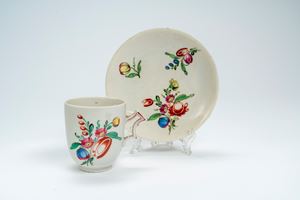 Tazzina con piattino in porcellana con decoro policromo “al mazzetto”. Manifattura Ginori a Doccia, 1790 circa