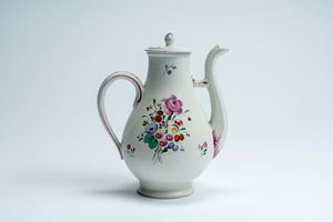 Caffettiera in porcellana con decoro policromo “al mazzetto”. Manifattura Ginori a Doccia, 1770–1780 circa
