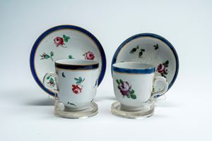 Due tazzine con piattino in porcellana decorata in policromia a steli fioriti e rose porpora. Una di manifattura Cozzi e l’altra Ginori a Doccia, 1780–1790 circa
